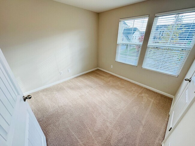 Building Photo - FOR LEASE - 3 bed, 2.5 bath, 1679 sqft townhome