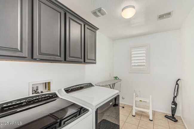 Building Photo - 10827 W Bronco Trail