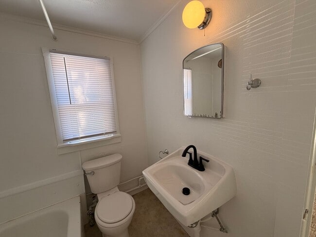 Building Photo - 700 N 5th St