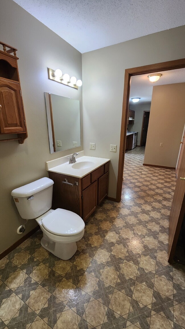 Building Photo - 2 Bedroom, 1.5 Bathroom Apartment In Secur...