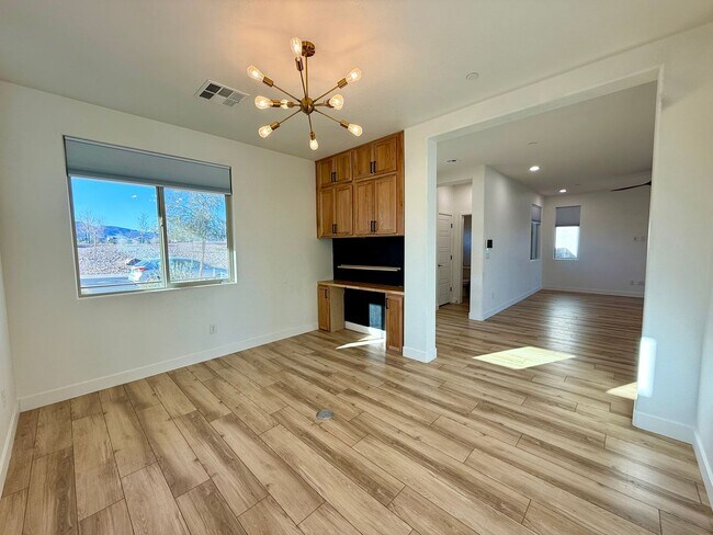 Building Photo - 3/BD 2.5/BA Contemporary Comfort in a Prime Location!