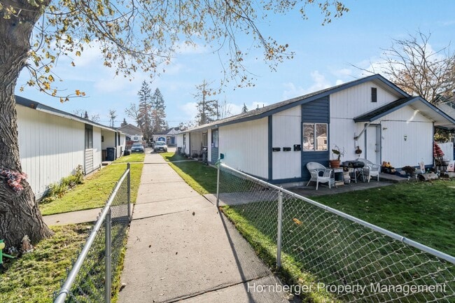 Primary Photo - 1616/1624 East Desmet Avenue