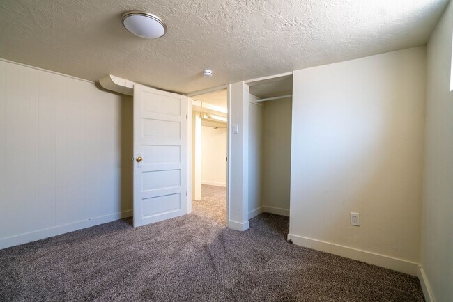 Building Photo - Spacious & Updated 5 Bed Home in Prime Ogden Location