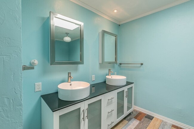 Building Photo - BEAUTIFUL and SPACIOUS Townhome in Ideal L...