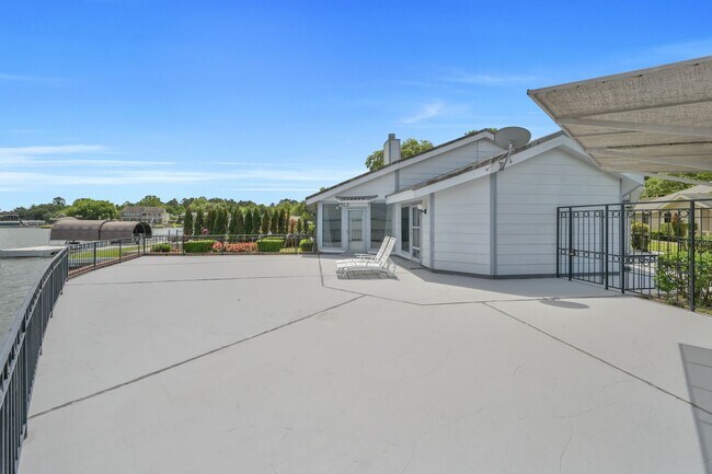 Building Photo - Fully Furnished 2 bedroom Lakefront with 1...