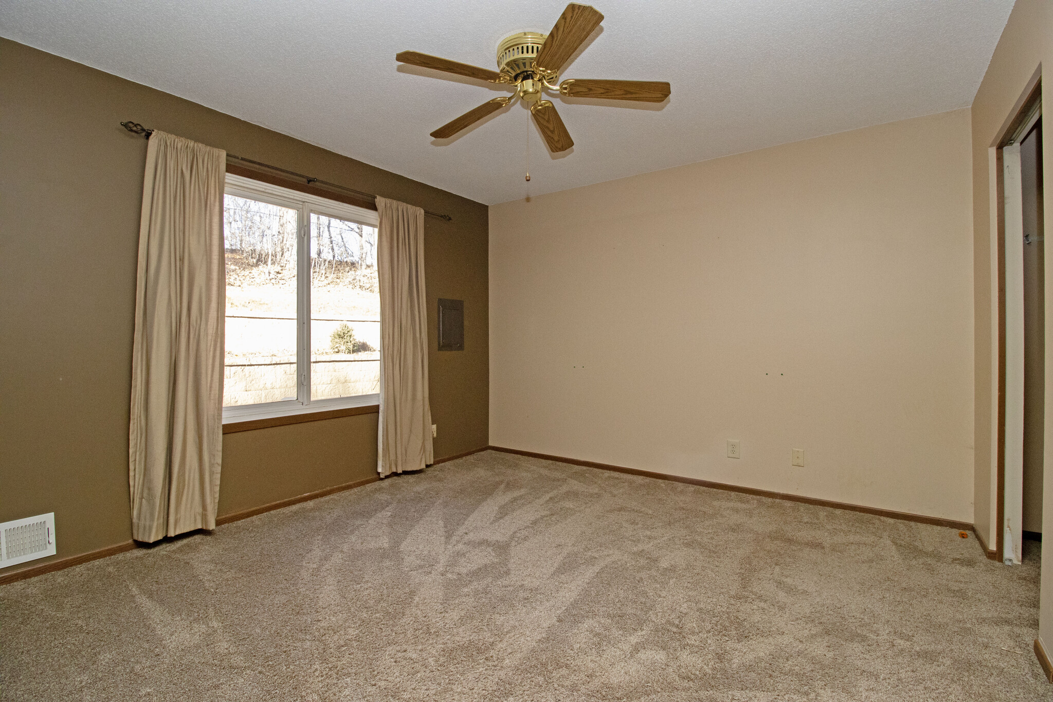Building Photo - 4215 Sylvia Ln S