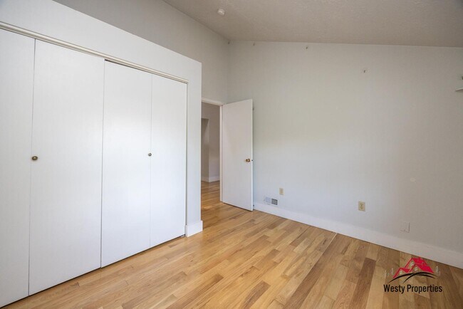 Building Photo - 2407 NE Skidmore St