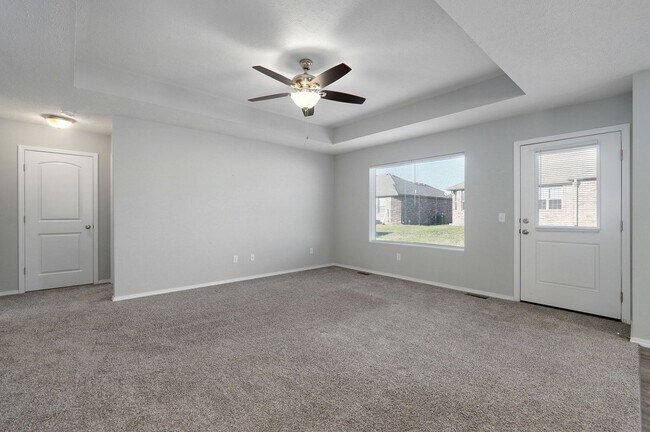 Building Photo - Modern 3 Bed / 2 Bath Home