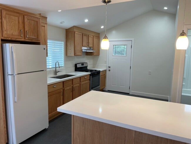 Building Photo - 1 Bed 1 Bath with In Unit Laundry and AC Available in PRIME Echo Park!