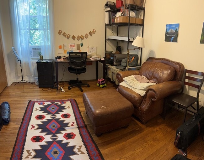 Building Photo - 3840 W Roscoe St