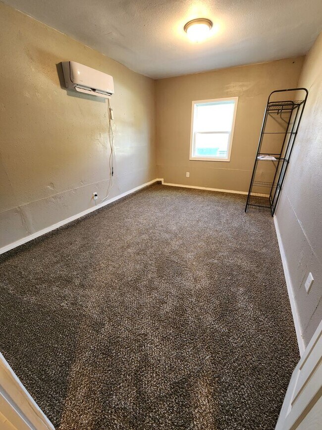 Building Photo - 5 Bed 1.5 Bath Home in Midwest City!