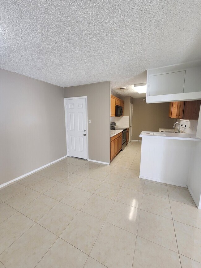 Building Photo - 3 bed 2 bath home