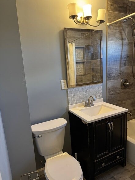 Building Photo - 807 Eagle St