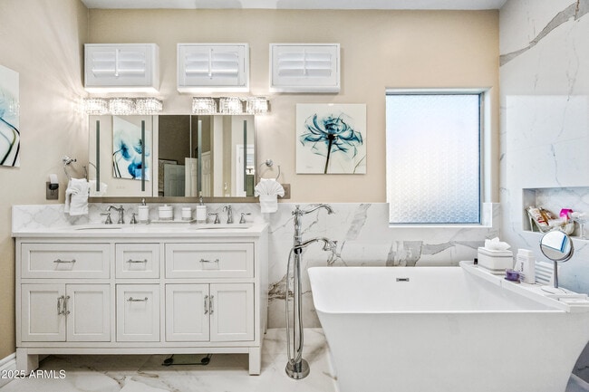 Building Photo - 1817 E Willow Tree Ct