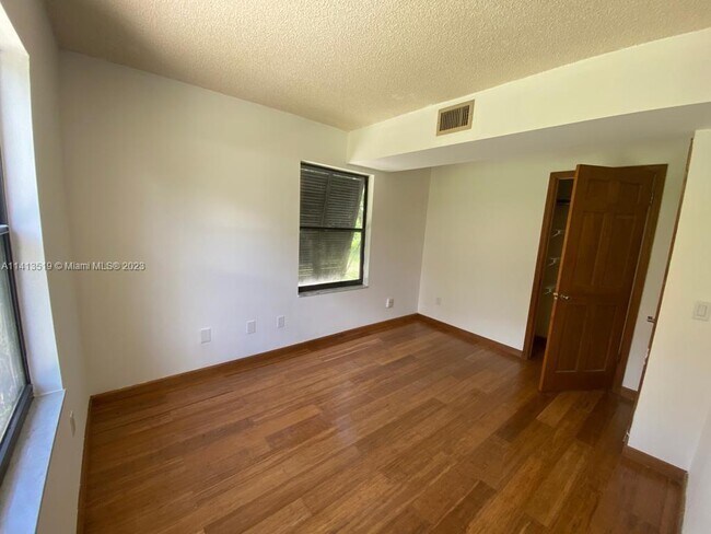 Building Photo - 16059 Wiltshire Dr E