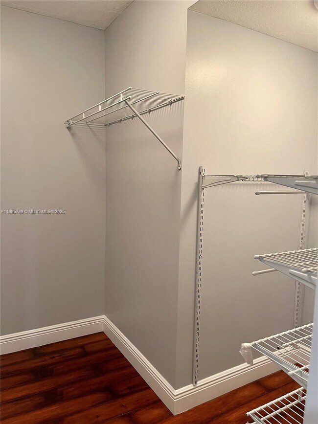 Building Photo - 9456 SW 77th Ave