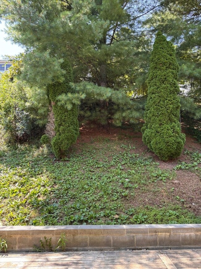 Building Photo - 3 Bedroom/2.5 Bath Townhome located in clo...