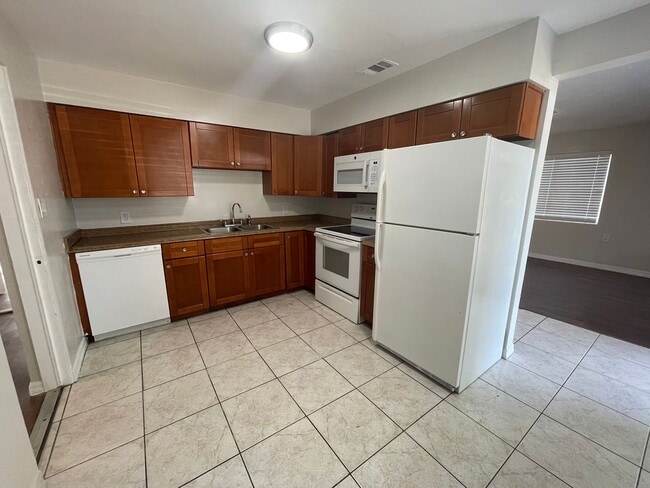Building Photo - 3 BED/1 BATH, AVAILABLE NOW!