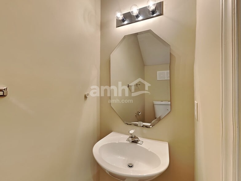 Building Photo - 5509 Cumberland Plain Dr