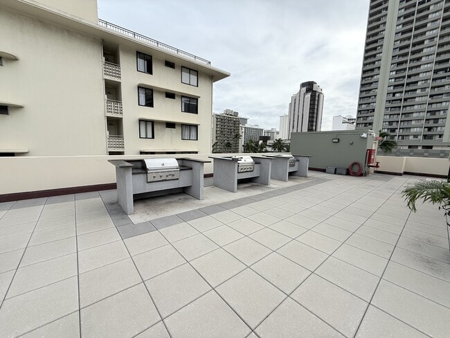 Building Photo - 2211 Ala Wai Blvd