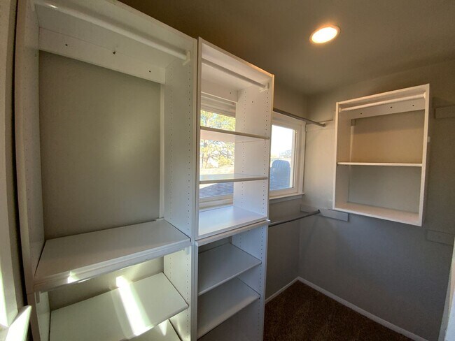 Building Photo - 5 Bedroom Home Available Near Wyoming Blvd NE & Comanche Rd NE!