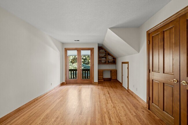 Building Photo - 1940 E Chenango Ct