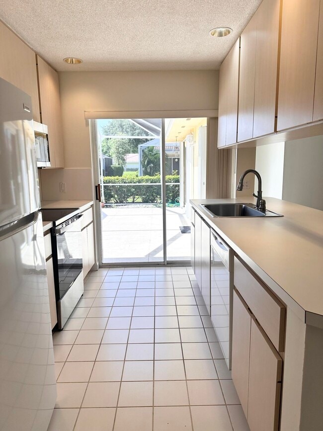 Building Photo - 9157 Sun Terrace Cir