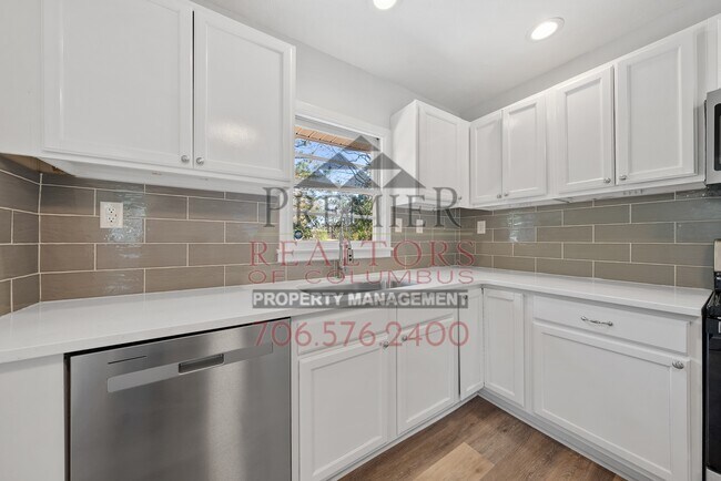 Building Photo - 386 Victory Dr