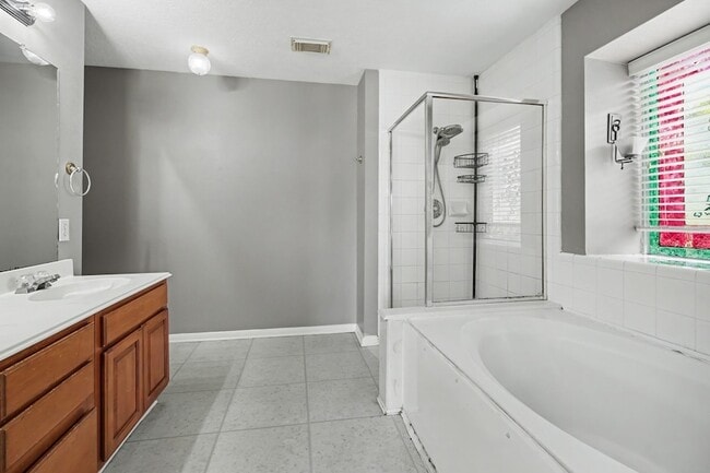 Building Photo - 526 Oak Briar Dr
