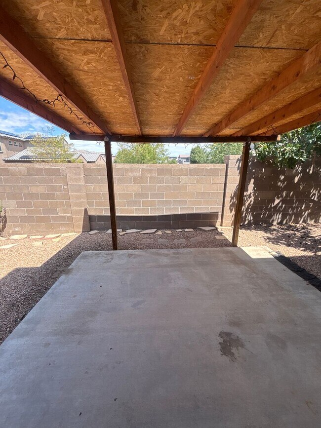 Building Photo - 6405 La Habra Ln NE