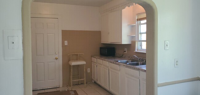 Building Photo - Roselawn