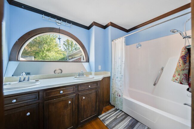 Building Photo - Cozy 4-Bedroom 2 bath home. MOVE -IN BY 12/31 AND RECEIVE HALF OFF FIRST MONTH'S RENT!!!!!!!