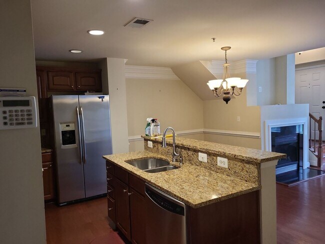 Building Photo - Fantastic 2 Bed 2.5 Bath Interior Townhome...