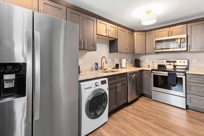 Building Photo - 457 E Kirby St