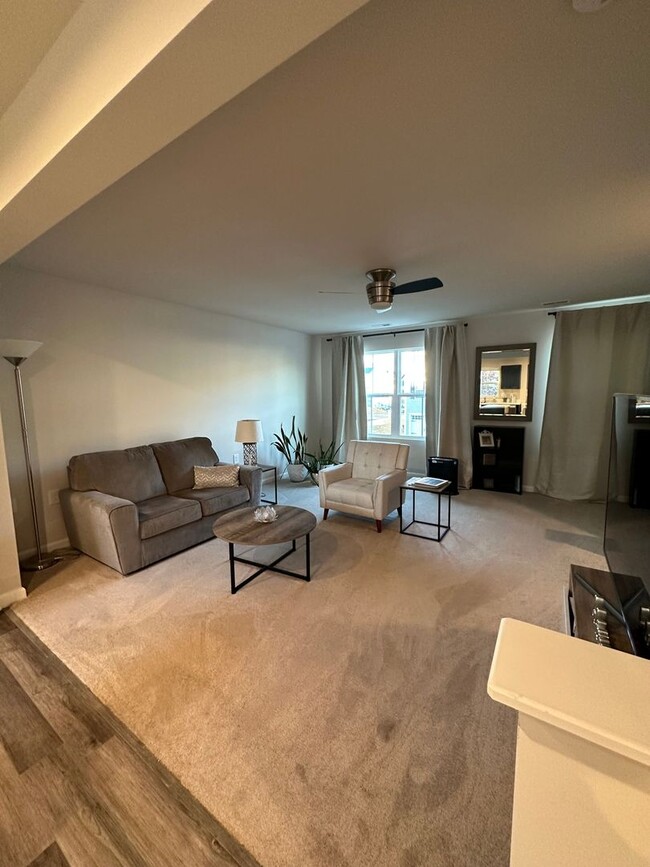 Building Photo - FULLY FURNISHED like-new Townhouse w/ Garage