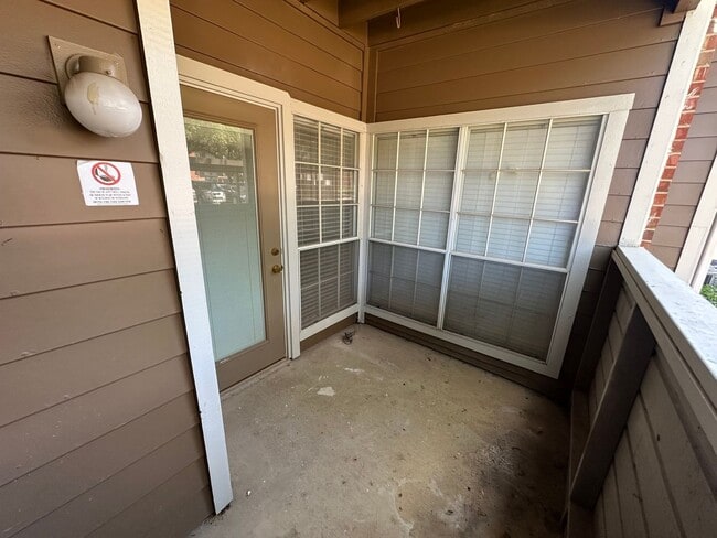 Building Photo - Ready for immediate move in!