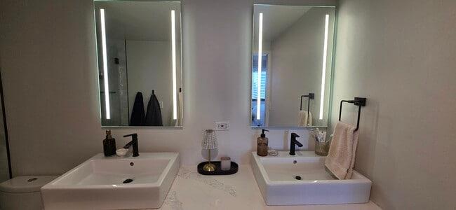 Building Photo - 1221 N Dearborn Pkwy