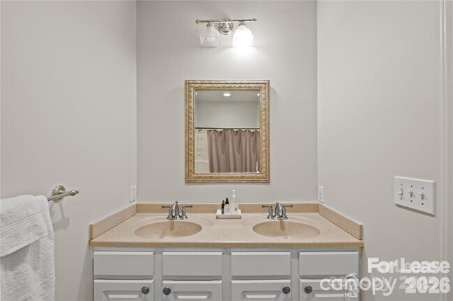 Building Photo - 3900 Braxton Dr