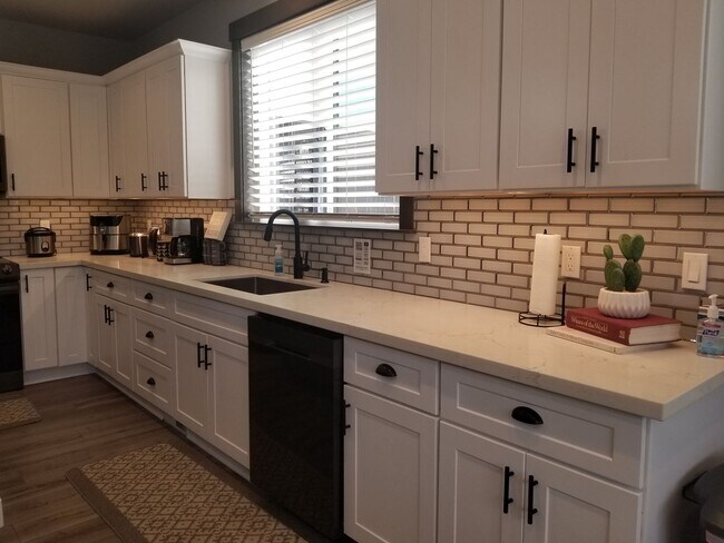 Building Photo - Furnished House in Manson - 4 bedroom/3 bath