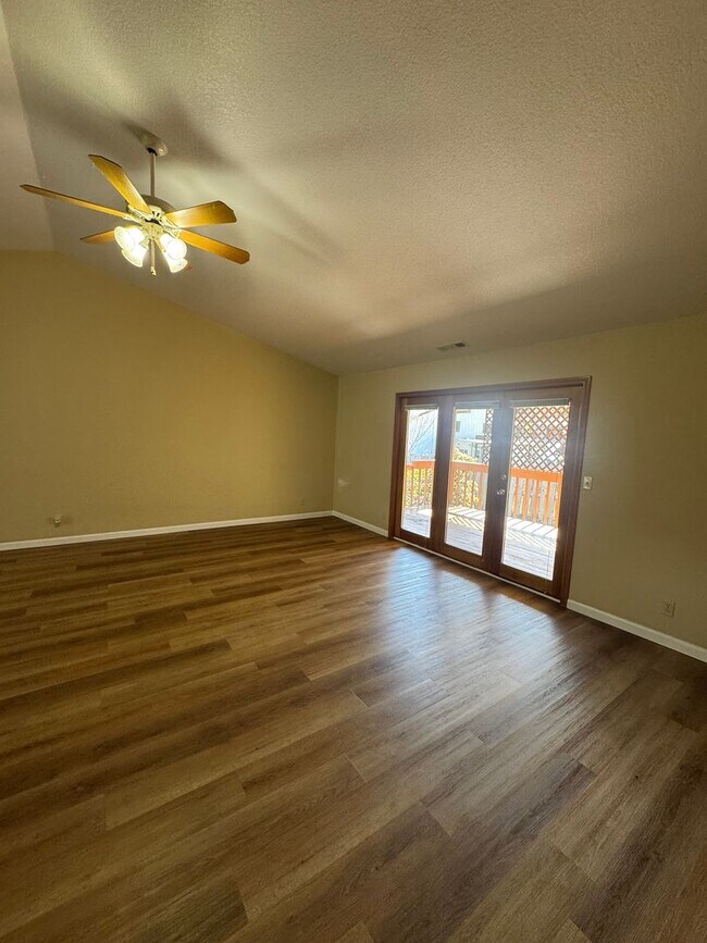 Building Photo - Hucrest 3 bedroom 2 bath home with garage