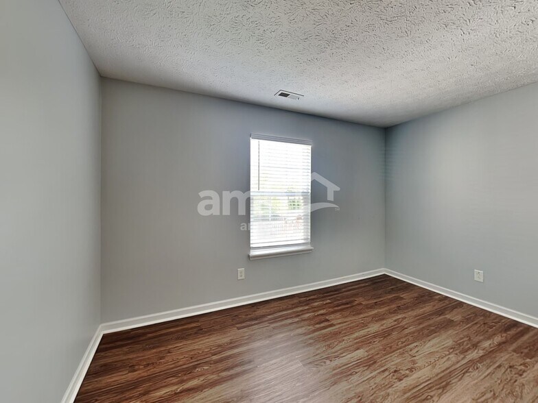 Building Photo - 16705 Greensboro Dr