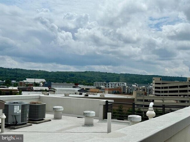 Building Photo - 906 Lakeview Ct