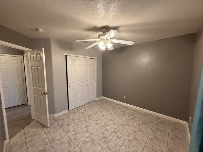 Building Photo - 3 Bedroom 2 Bathroom Home