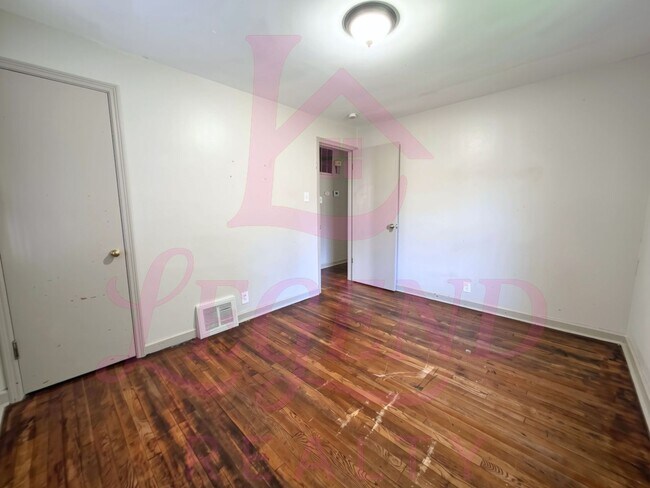 Building Photo - 3 Bedroom, 2 Bath Home with Bonus Room & Double Driveway