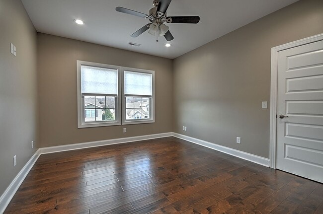 Building Photo - 4 Bedroom / 2.5 Bath Home  Kingsport, TN