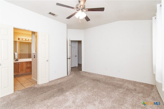 Building Photo - 5104 Glenoak Dr