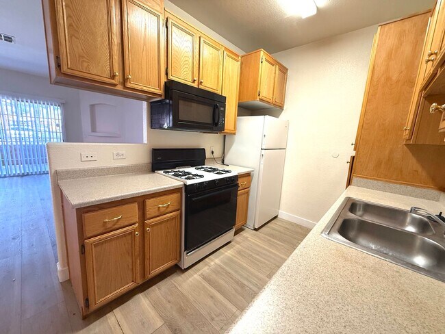 Building Photo - SPACIOUS 2BED/2BATH CONDO * FIRST FLOOR UNIT*
