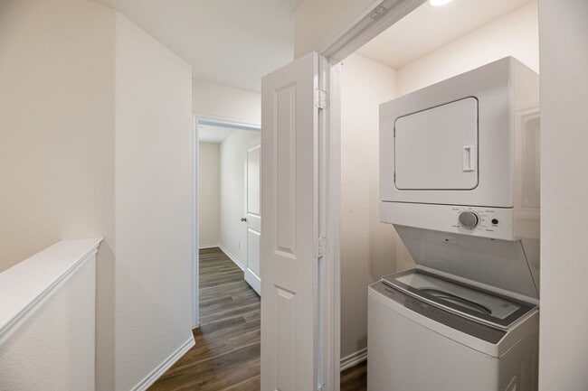 Building Photo - AVAILABLE NOW! 3 BEDROOM TRIPLEX LOCATED IN BONHAM, TEXAS!