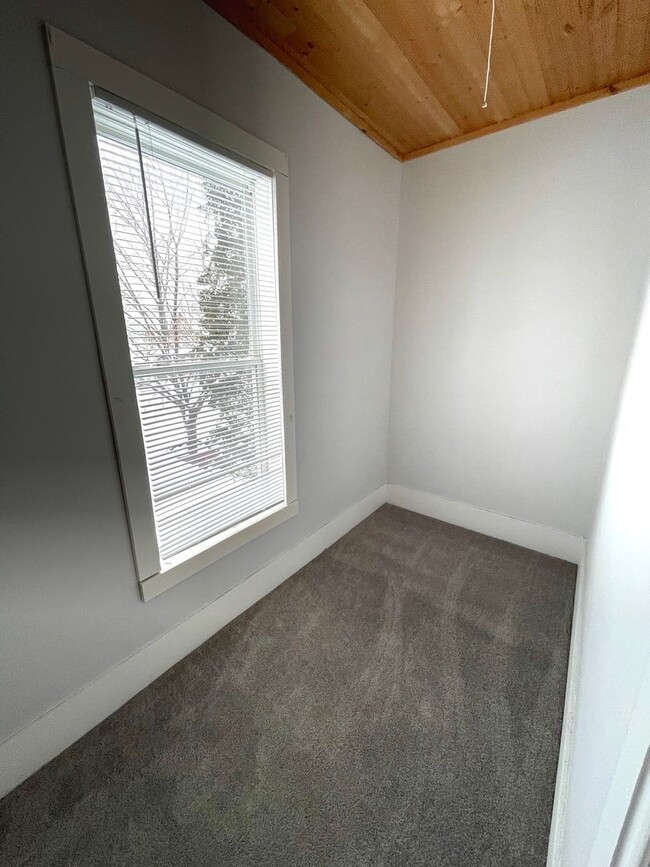 Building Photo - Large home on corner lot in great north si...