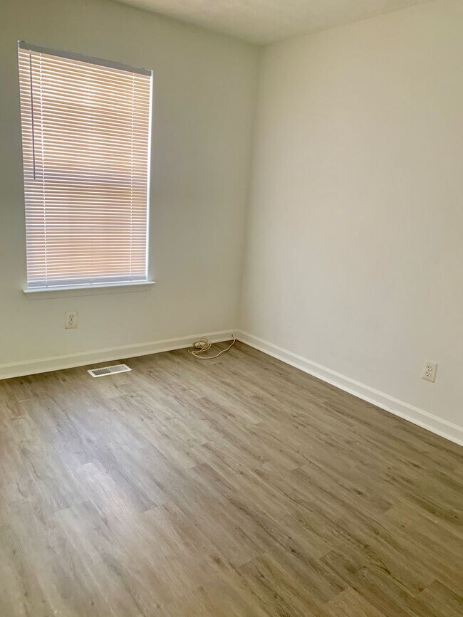 Building Photo - 3 Bedroom End Unit Townhouse in King George